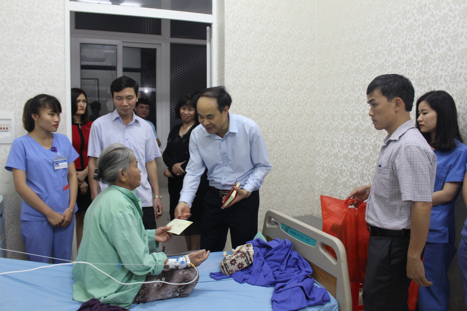 Các đồng chí lãnh đạo huyện thăm, chúc tết cán bộ, nhân viên y tế và người bệnh đang điều trị tại TTYT Thanh Ba trong dịp Tết nguyên đán Kỷ Hợi